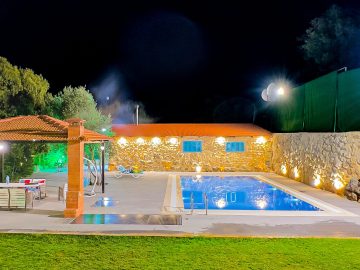 Chalet with Private Pool – Sejoud Jezzine