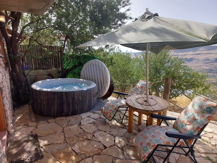 Yasmine Chalet with Private Jacuzzi – Barouk