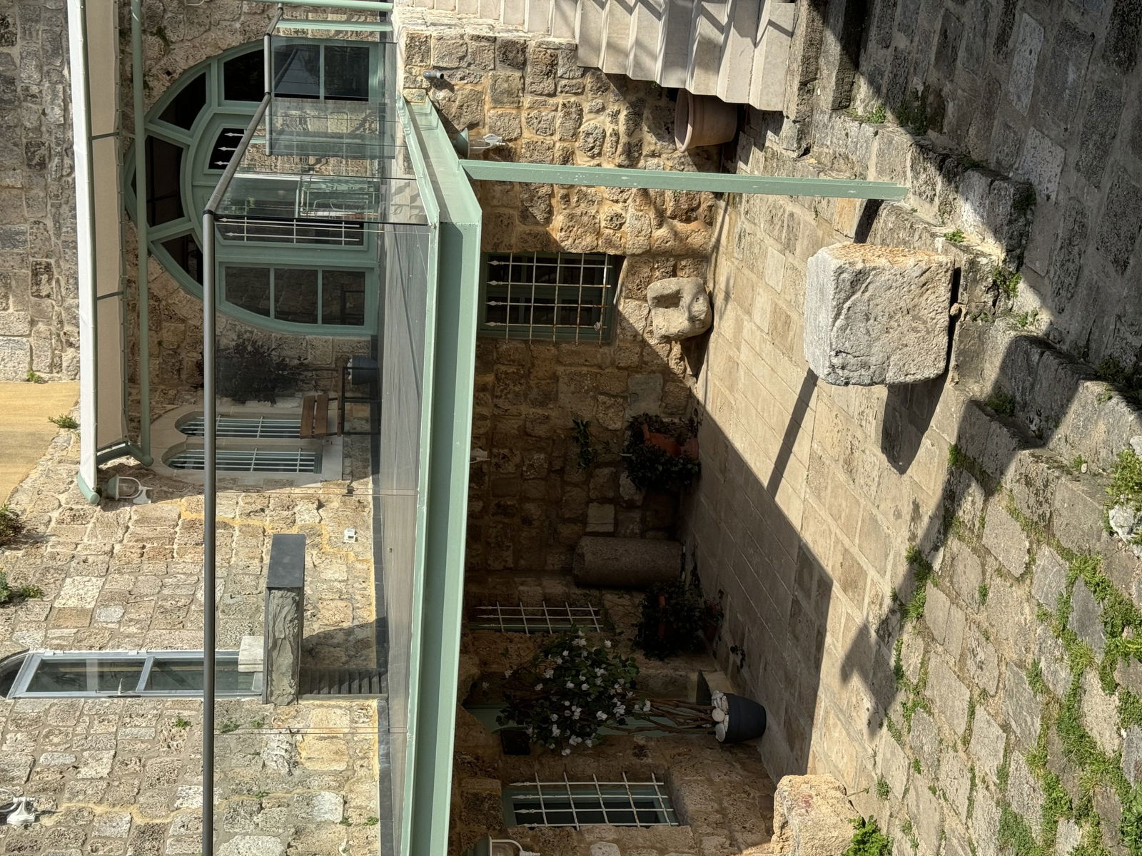 HIRAM in an Authentic Guesthouse – Byblos